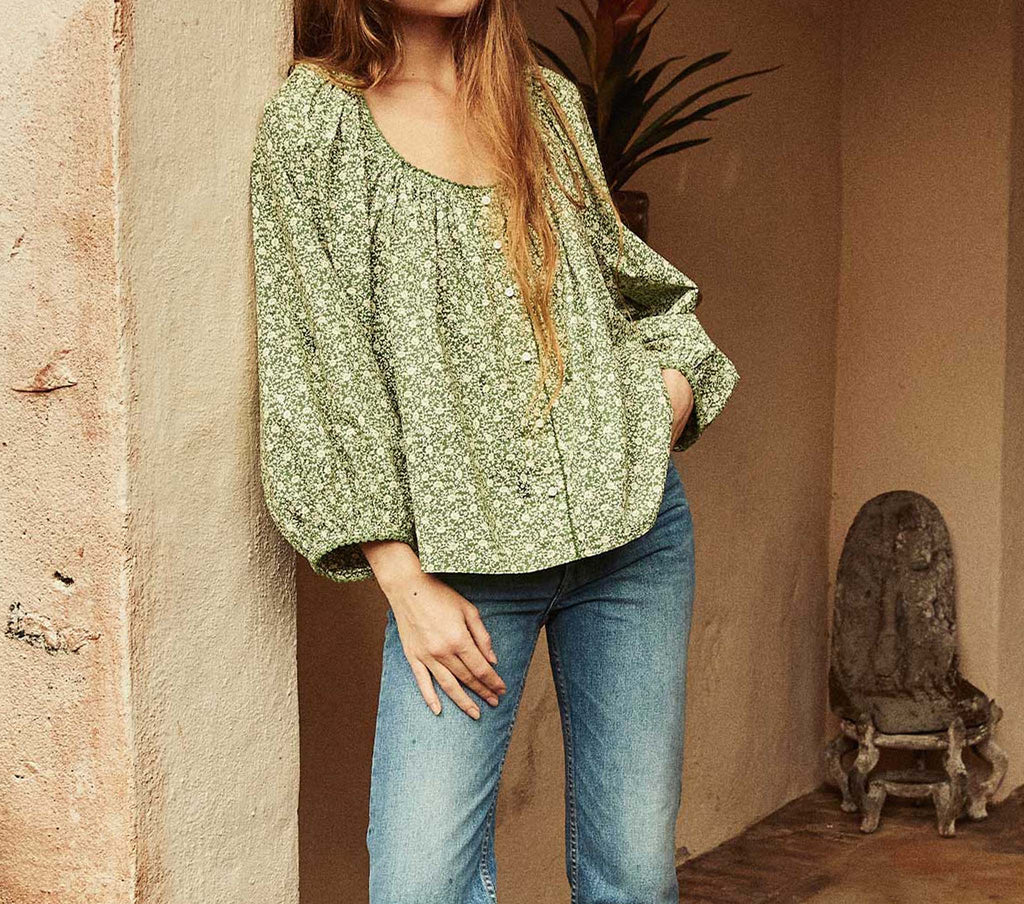HMD -- JACQUI TOP -- GREEN COTTAGE DAISY FLORAL