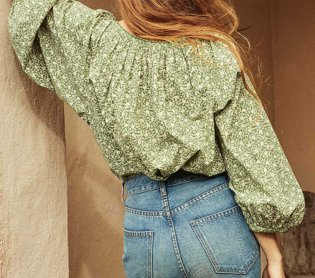HMD -- JACQUI TOP -- GREEN COTTAGE DAISY FLORAL