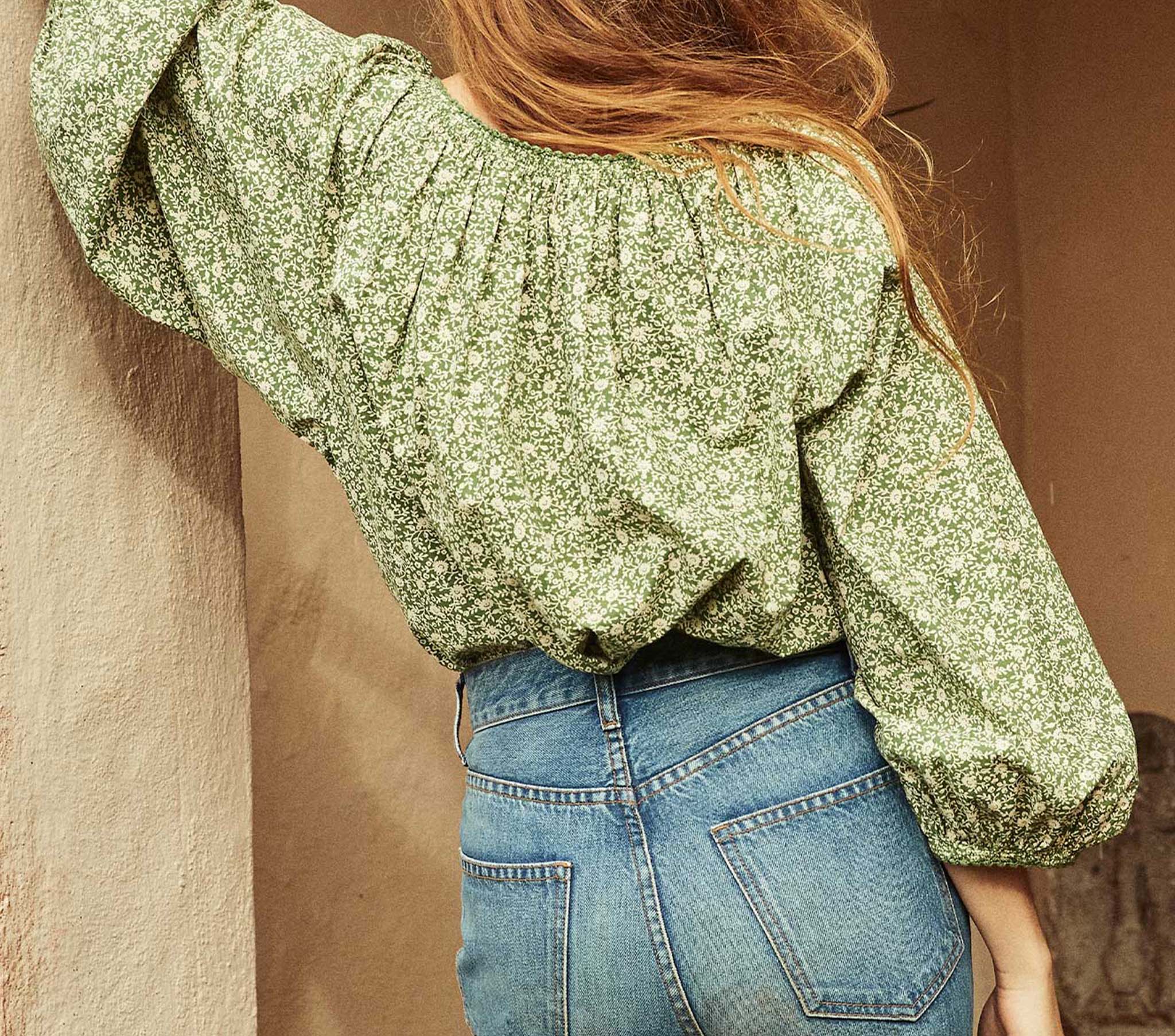 HMD -- JACQUI TOP -- GREEN COTTAGE DAISY FLORAL