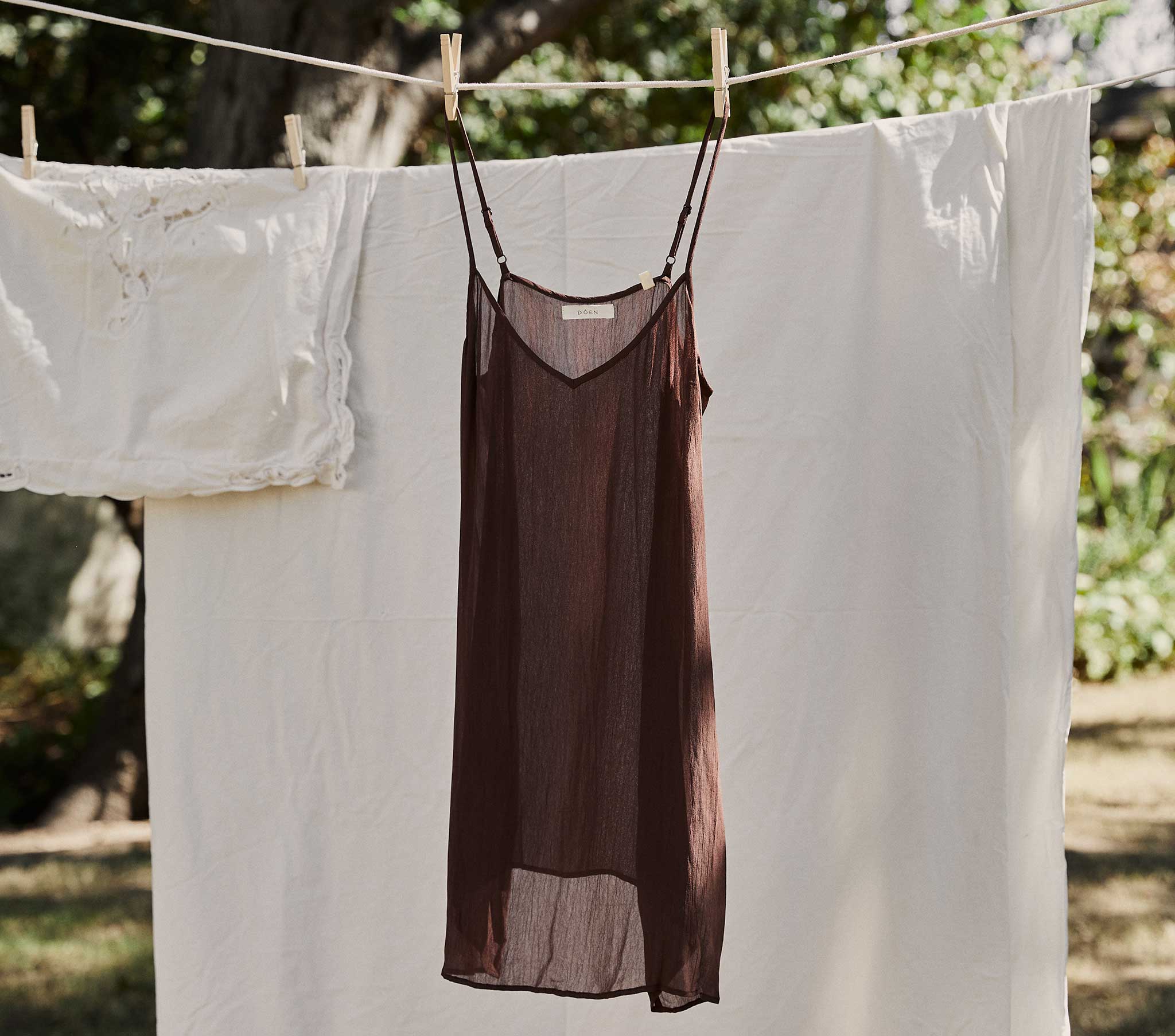 HMD -- SHORT DEEP V-NECK SLIP -- UMBER