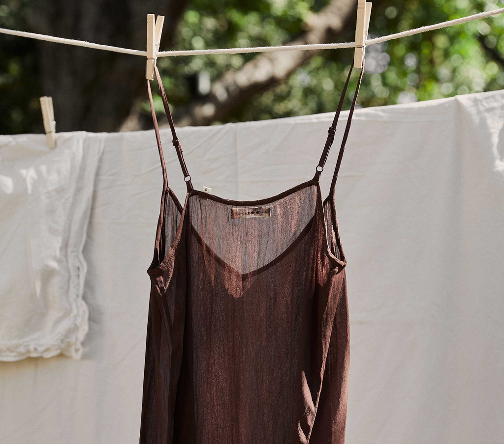 HMD -- SHORT DEEP V-NECK SLIP -- UMBER