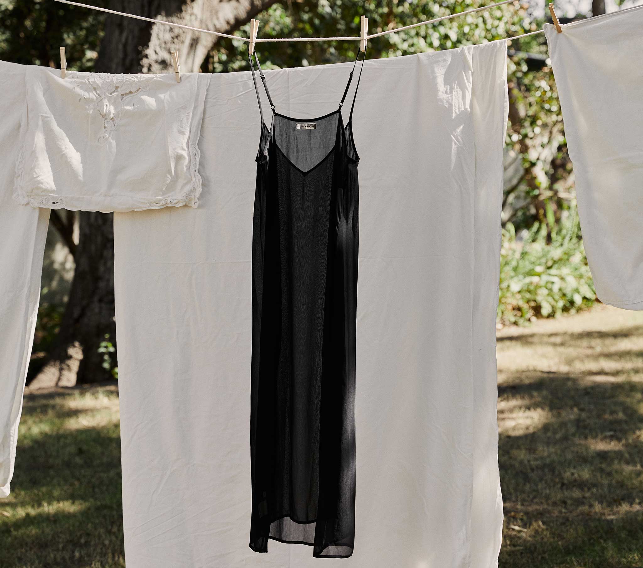 HMD -- LONG DEEP V-NECK SLIP -- BLACK