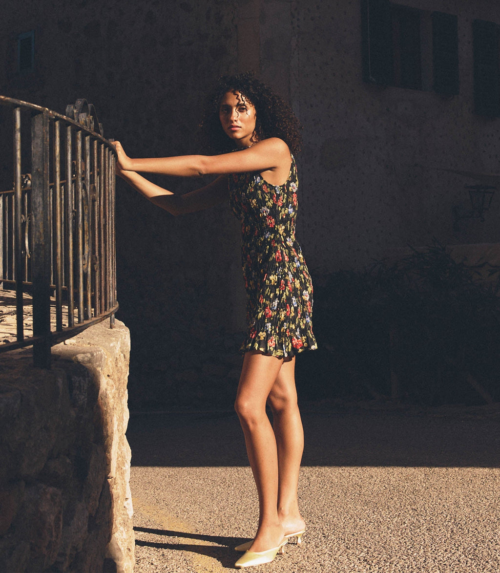 HMD -- GIANNA DRESS -- NOIR WILD ROSE