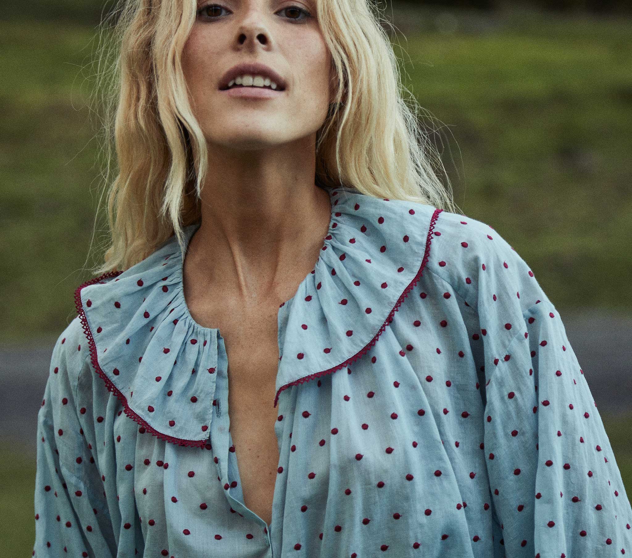 HMD -- JEMMA TOP -- AZURE SWISS DOT