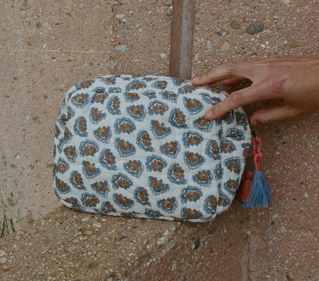 HMD -- HOLLOWAY PETITE QUILTED POUCH -- SEA SALT BEDFORD PAISLEY