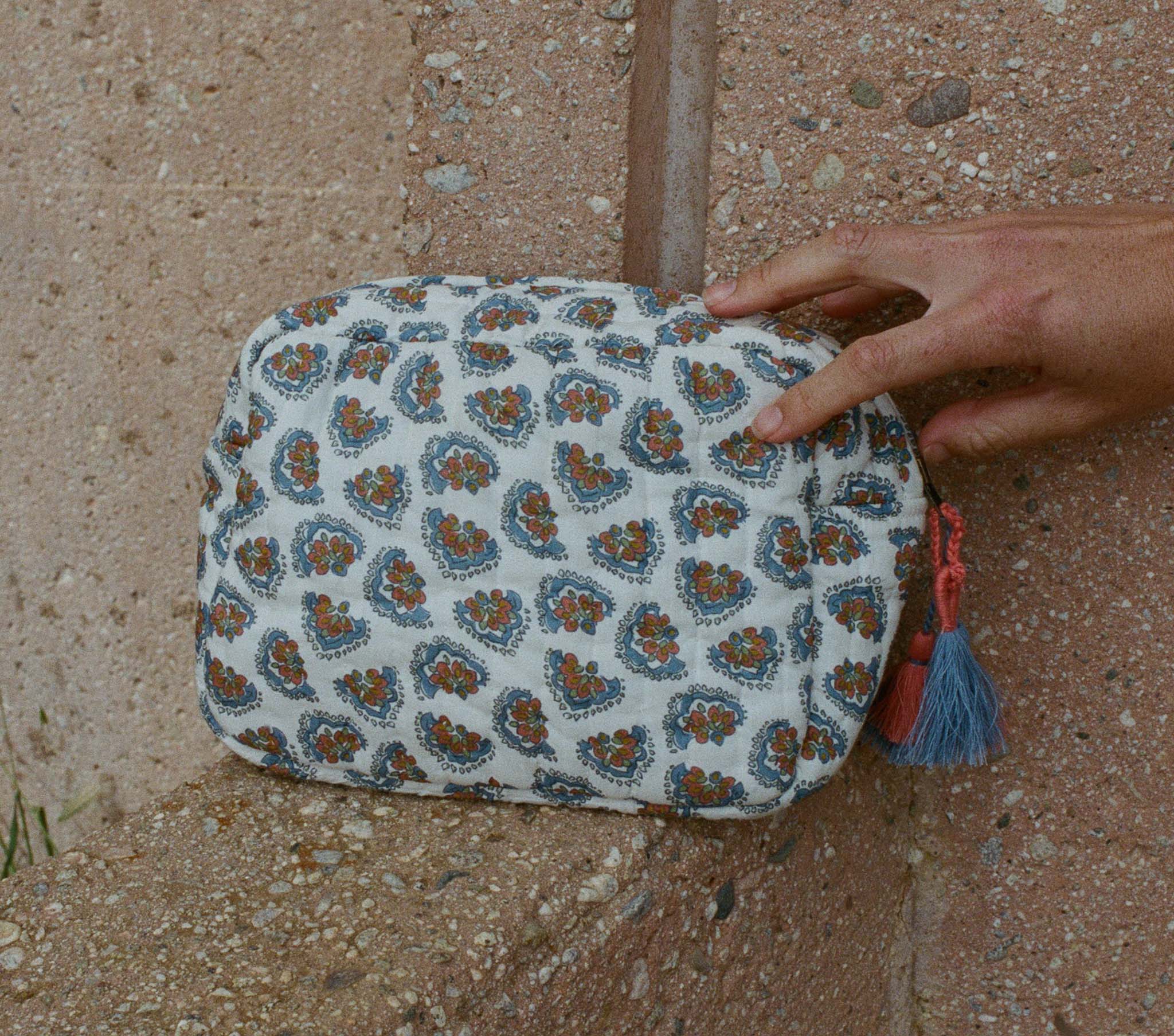 HMD -- HOLLOWAY PETITE QUILTED POUCH -- SEA SALT BEDFORD PAISLEY