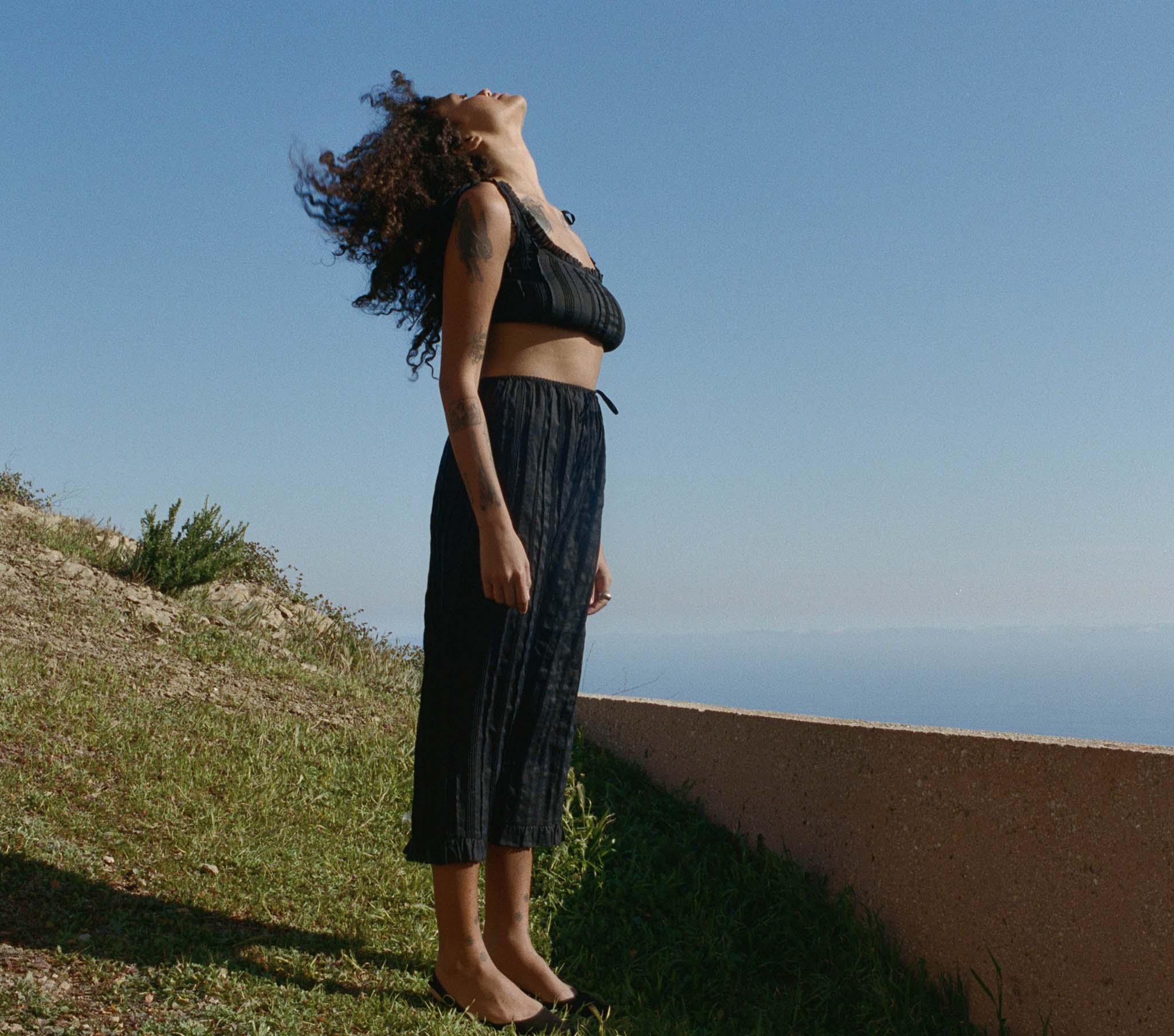 HMD -- RENEE TOP -- BLACK