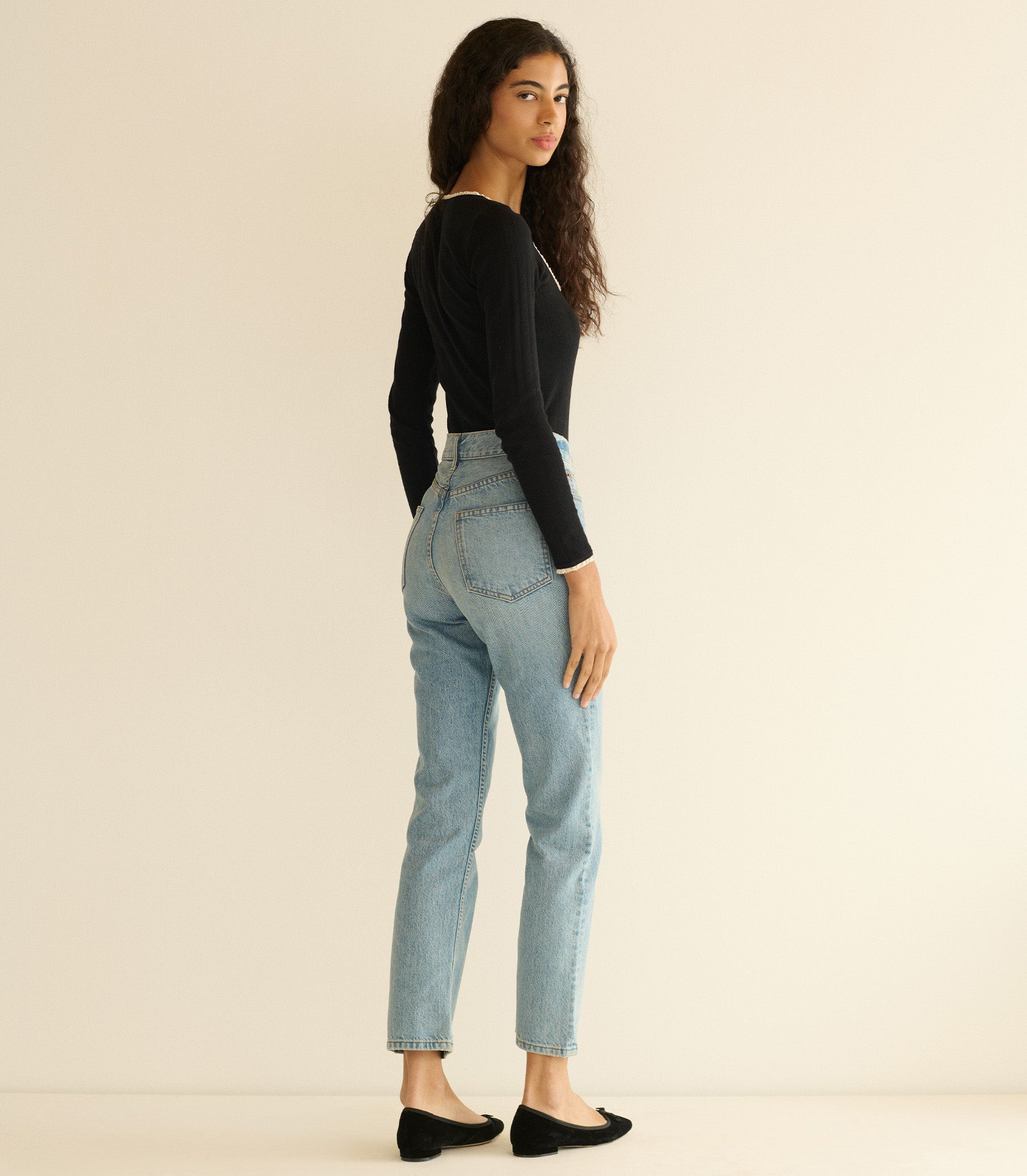 HMD -- ROMY TEE -- BLACK