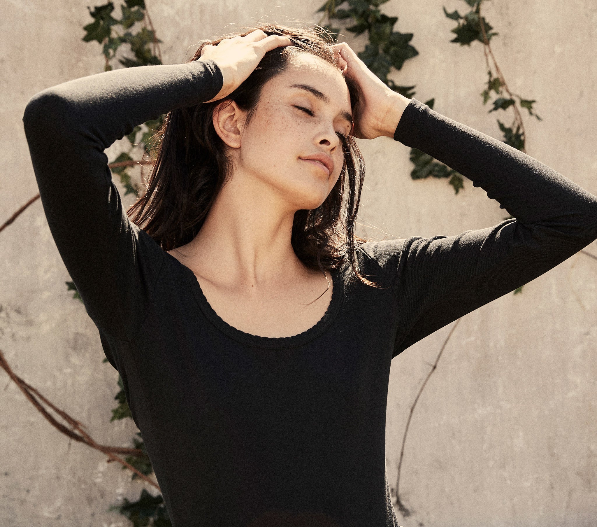 HMD -- ROMY TEE -- BLACK