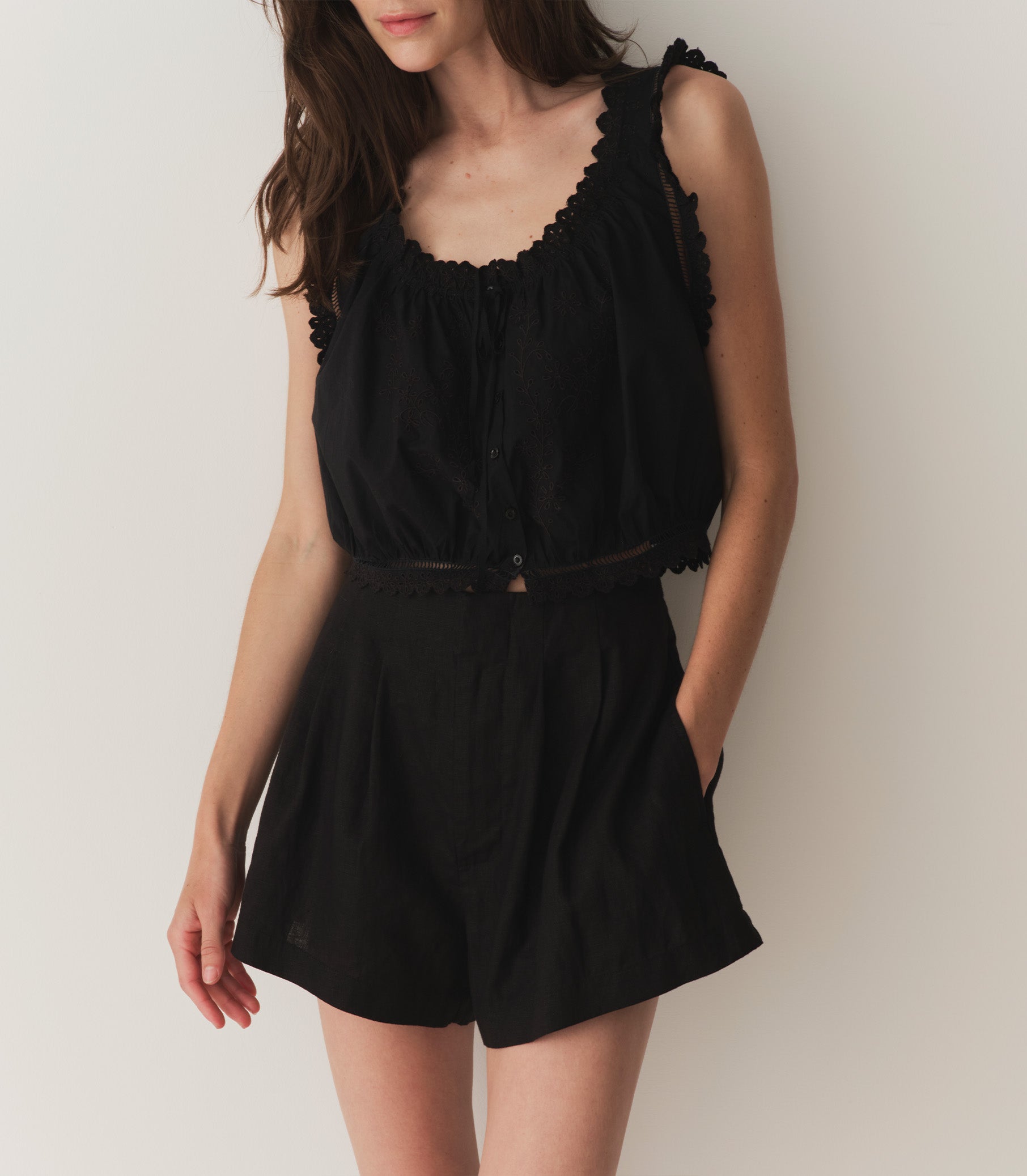 HMD -- LARUE LINEN SHORT -- BLACK