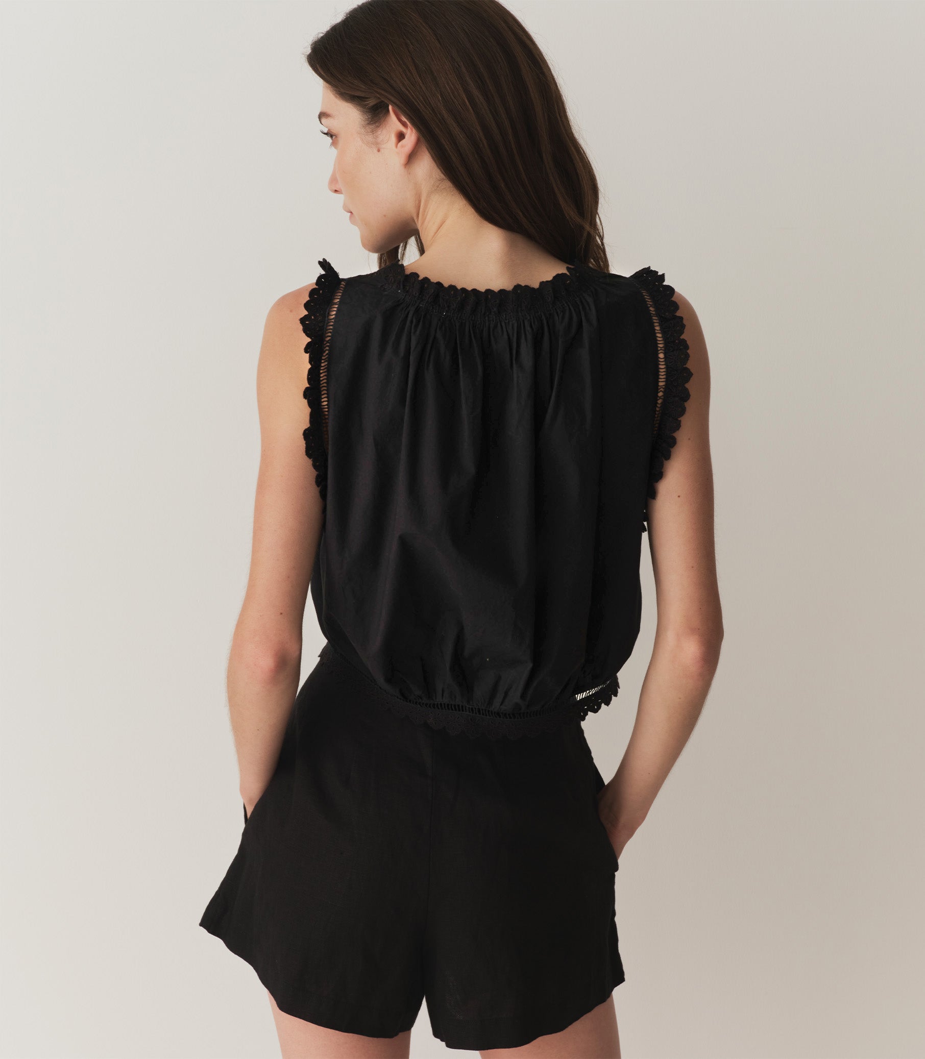 HMD -- TRAVELER TOP -- BLACK