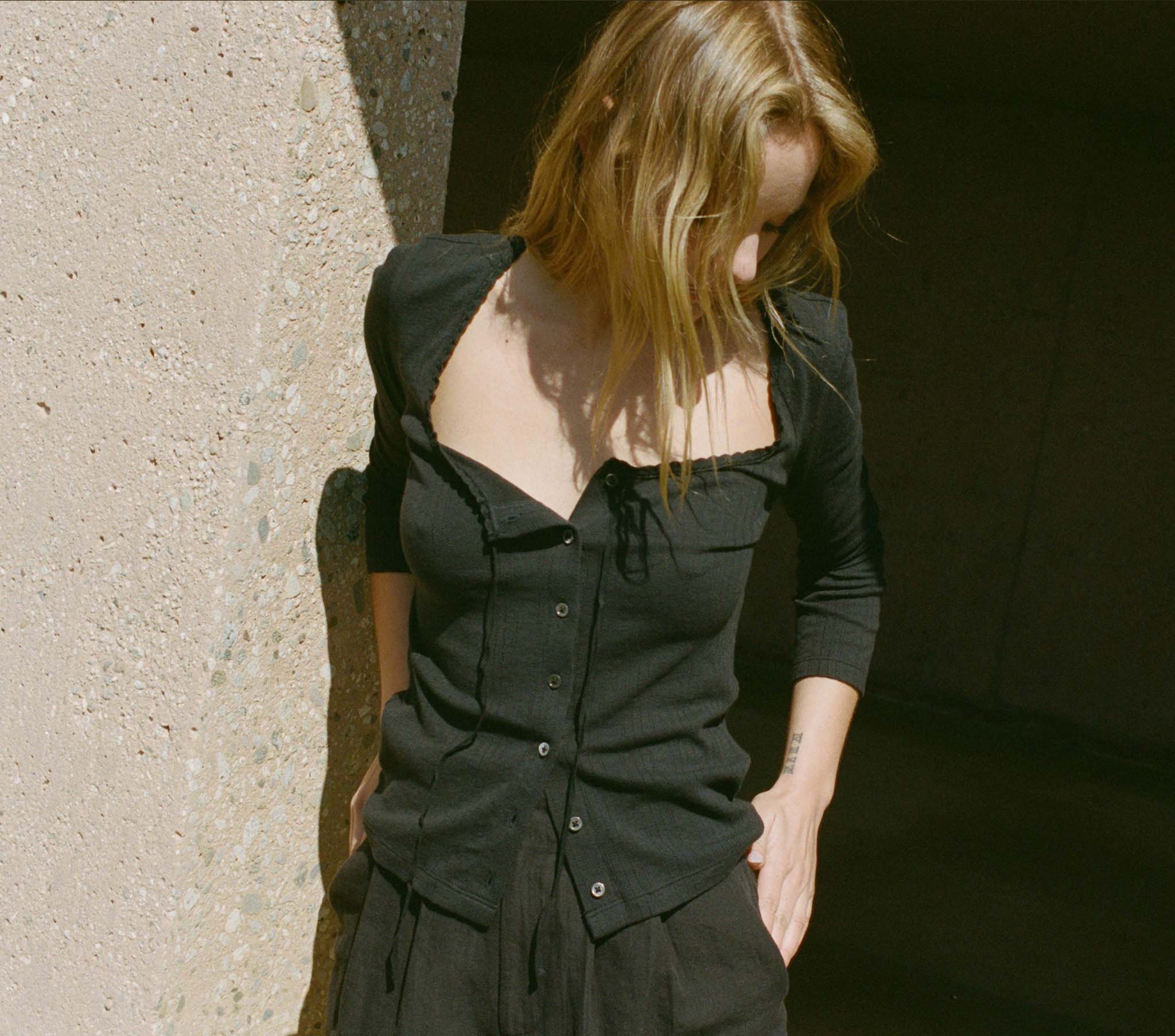 HMD -- VIVIENNE TEE -- BLACK
