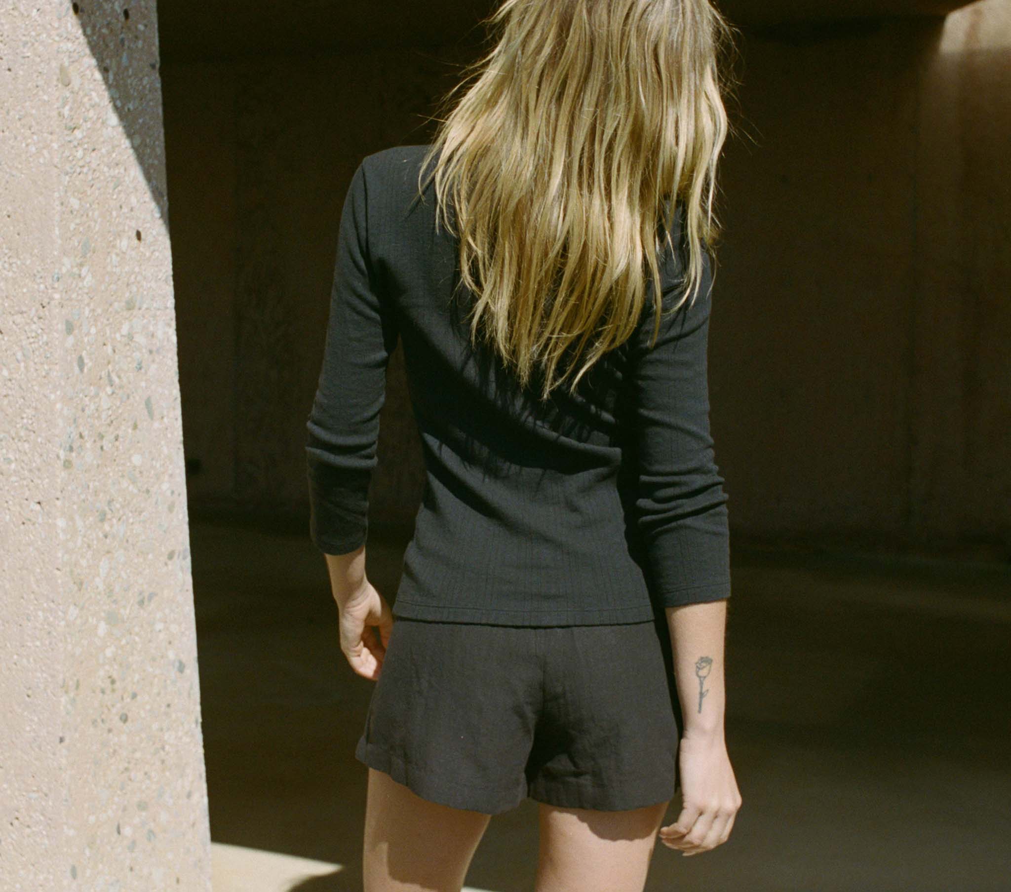 HMD -- VIVIENNE TEE -- BLACK